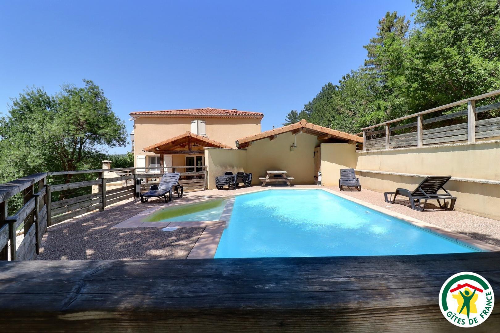 Piscine : 8x4 m commune à un autre gîte de 6pers, ouverte de juin à sept.