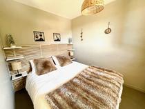 Chambre à coucher lumineuse avec lit double, ameublement bois