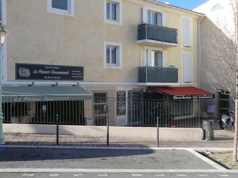 Belle boucherie( fermée le lundi), à 50 mètres du Gite et en face supermarché CASINO ouvert de 7h a 20h et le dimanche 7h/13h