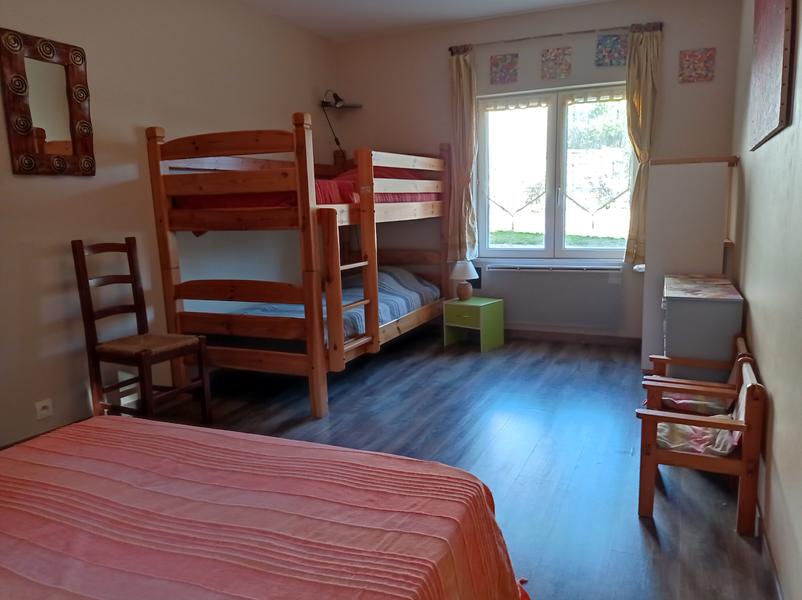 Chambre avec lit double et lits superposés