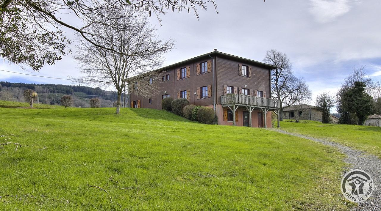 Grand Gîte du Plan d'eau d'Azole à Propières - 28 personnes, en Haut Beaujolais - proximité du Col des Echarmeaux dans le Rhône.