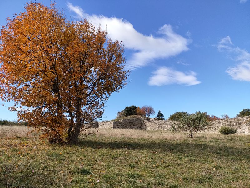 Oppidum de Jastres en Ardèche en automne