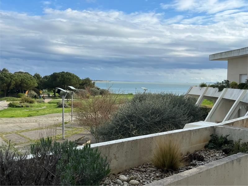 Vue sur la mer et le parc, au pied de l'immeuble.