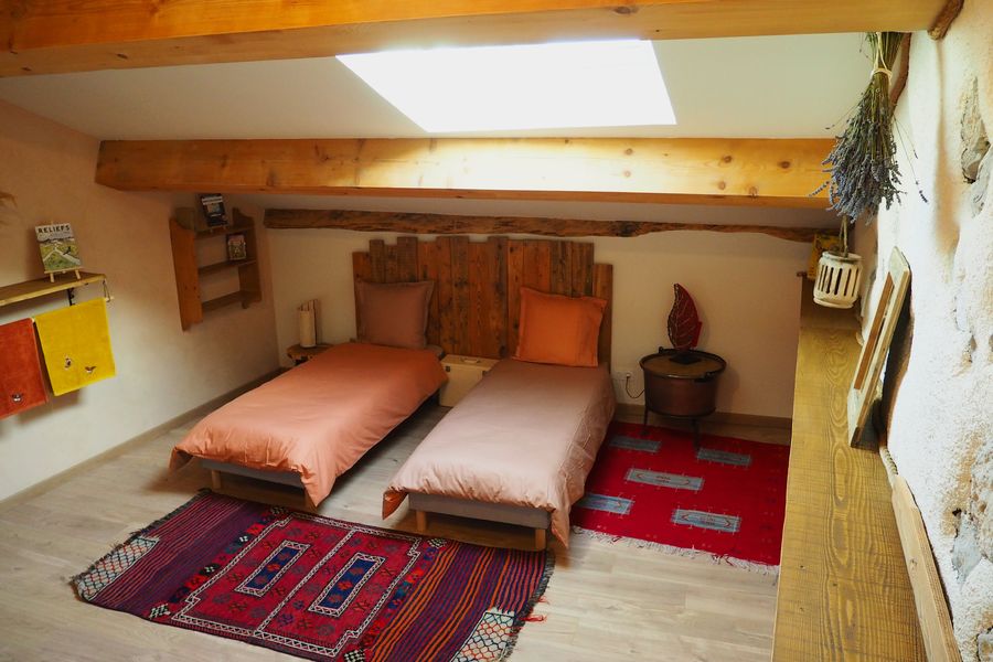 Chambre du Grenier Izon Nature, hébergements et table d'hôtes insolites dans la Drôme provençale