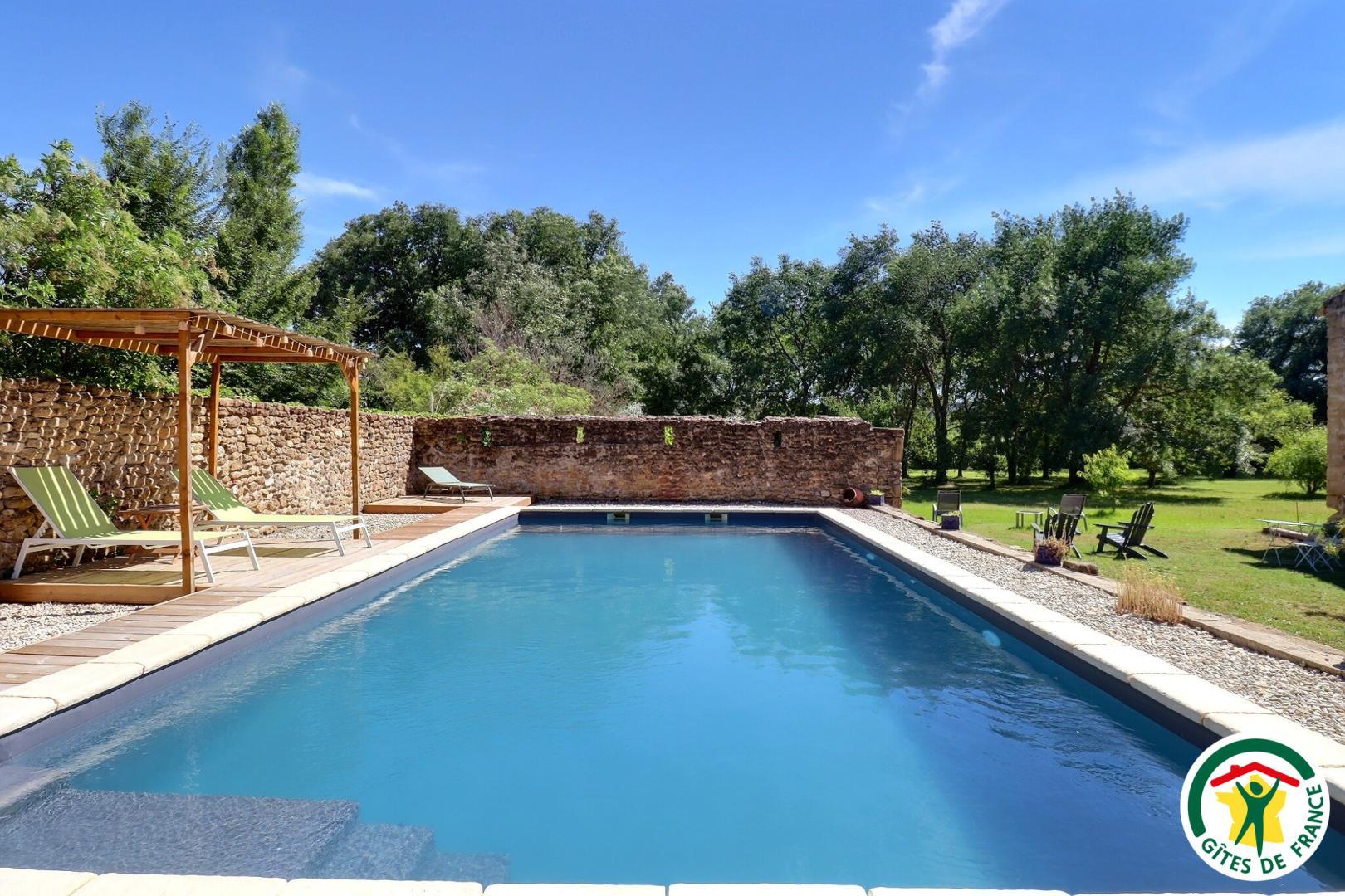 Piscine à partager avec les propriétaires : 10x5m, prof 1m4, fond plat, alarme, ouverte de mai à sept, selon météo, non chauffée