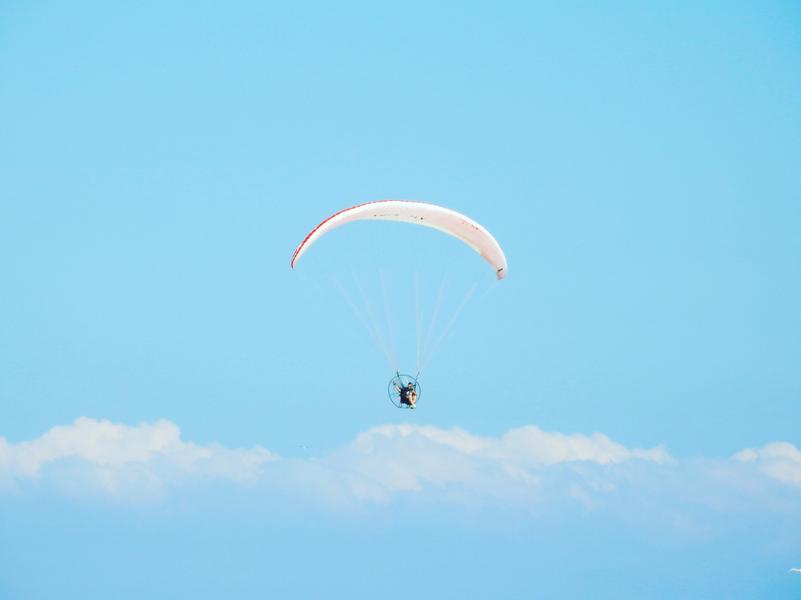 - © Freepik BGD Weightless - compétition de parapente_Val Buëch-Méouge - © Freepik