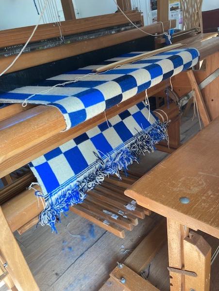 Tissu artisanal sur un métier à tisser