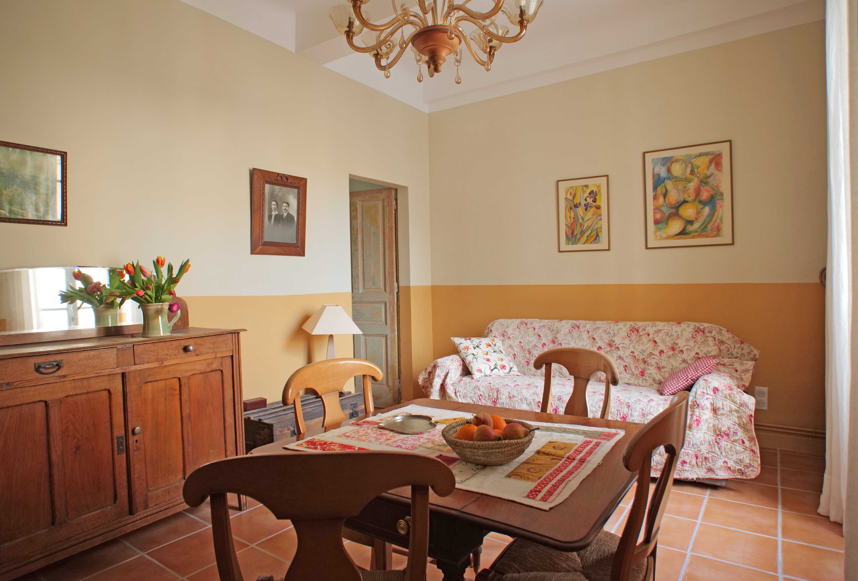 Au coin de la Roquette, maison entière