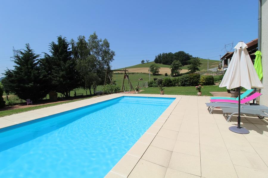 Gîte \'La Clef des Champs\' à Saint-Jean-La Bussière - 1 km du Lac des Sapins - (Rhône - Monts du Beaujolais) : la piscine.