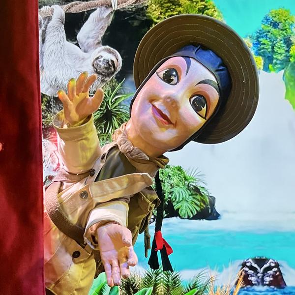 Guignol et Rio le majestueux perroquet