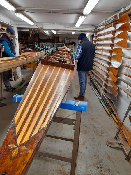 Canot en bois en cours de restauration 