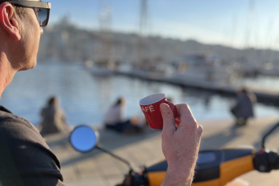 Découvrir les calanques en scooter électrique avec GPS!