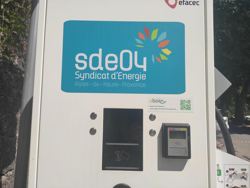 Borne de recharge pour véhicules électriques 