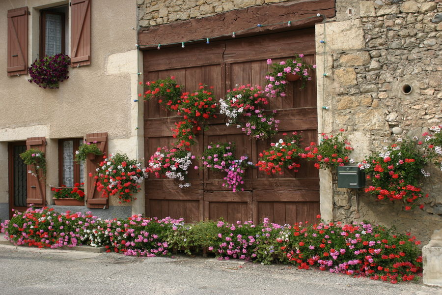 Village fleuri Andert-et-Condon