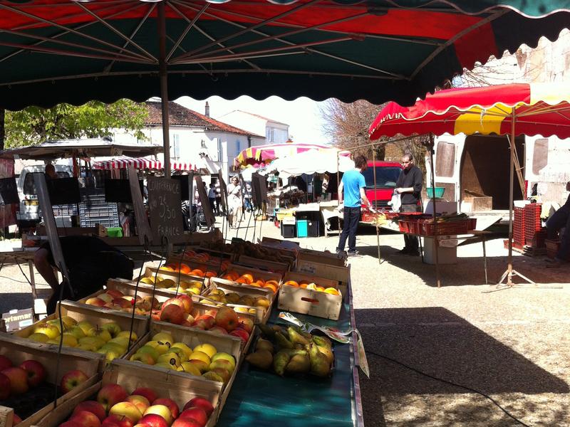 Marchés hebdomadaires : mercredi et dimanche matin