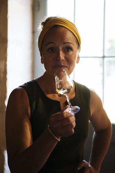 Audrey Normandin, un verre à la main.