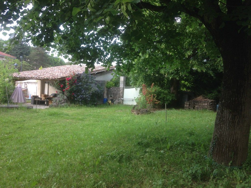 jardin arrière et salon 'quelque part'