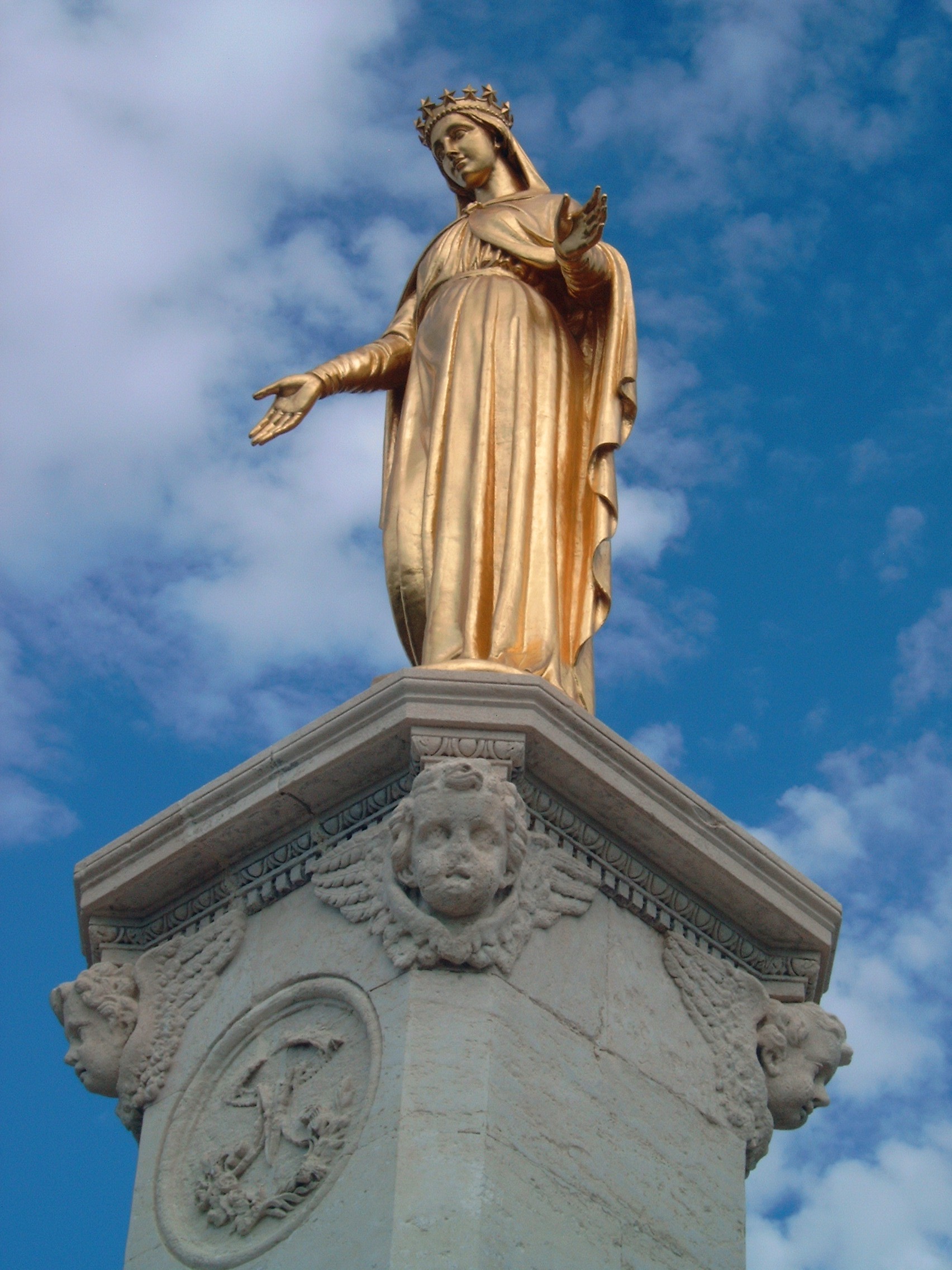 Statue de la Vierge dorée  France Provence-Alpes-Côte d'Azur Bouches-du-Rhône Châteaurenard 13160