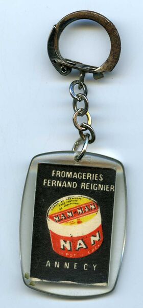 Porte clé illustré avec la boîte à fromages Nan Nan, annonciateur des Vache qui rit et Kiria