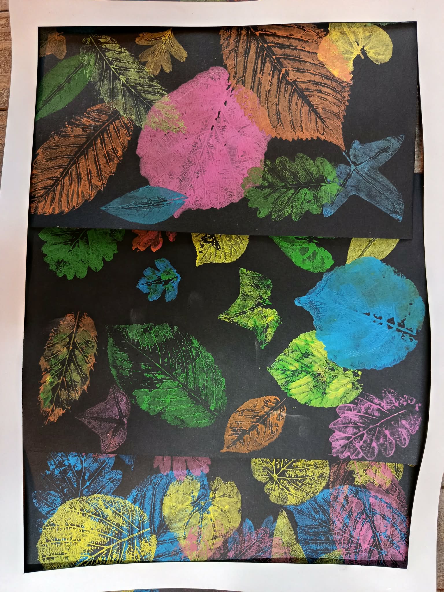 atelier impression feuilles sur papier noir