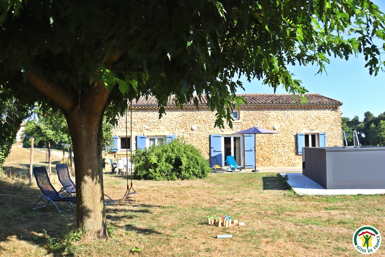 Façade du gîte avec jardin et piscine privés