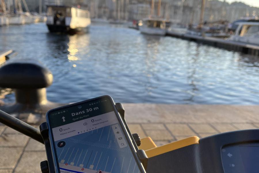 Découvrir les calanques en scooter électrique avec GPS!