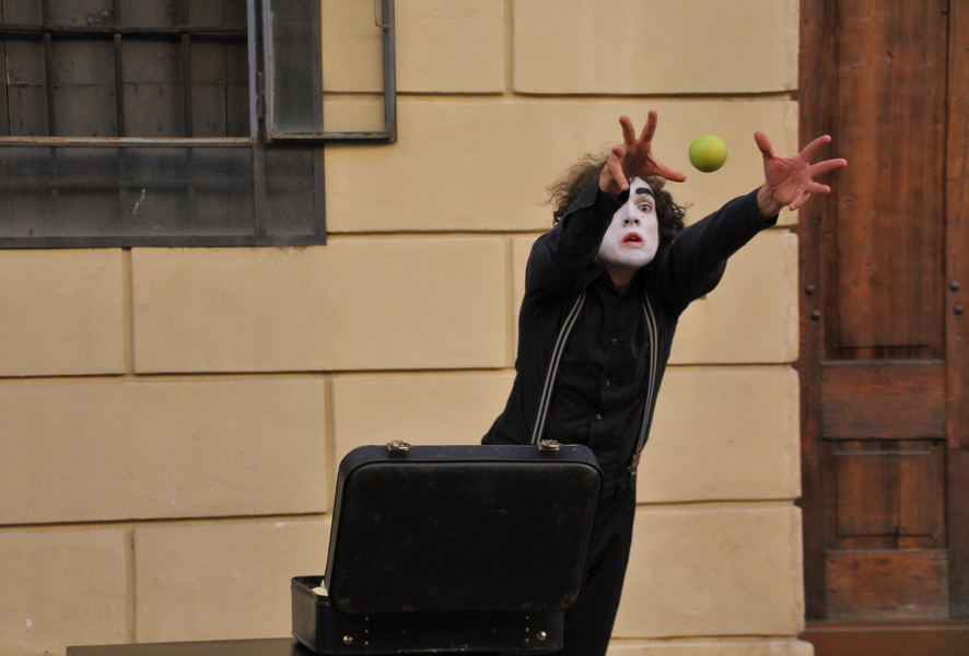 From a suitcase - Spectacle Est Dans La Rue_La Toussuire