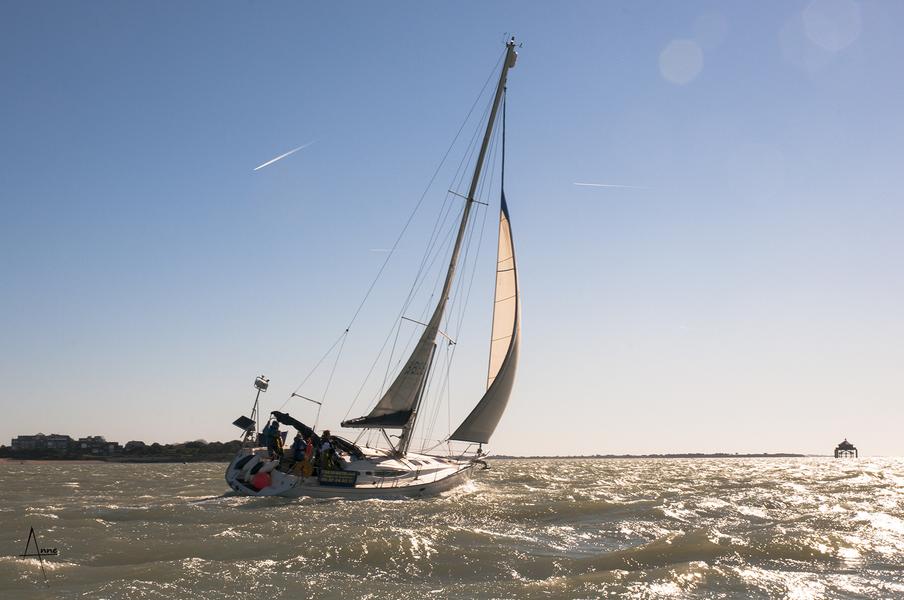 Un voilier sur une mer agitée.