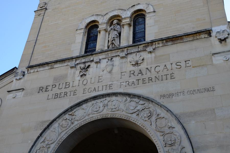 Façade de l'église Saint-Pierre de Charenton-le-Pont, portant l'inscription Liberté, Egalité, Fraternité 
