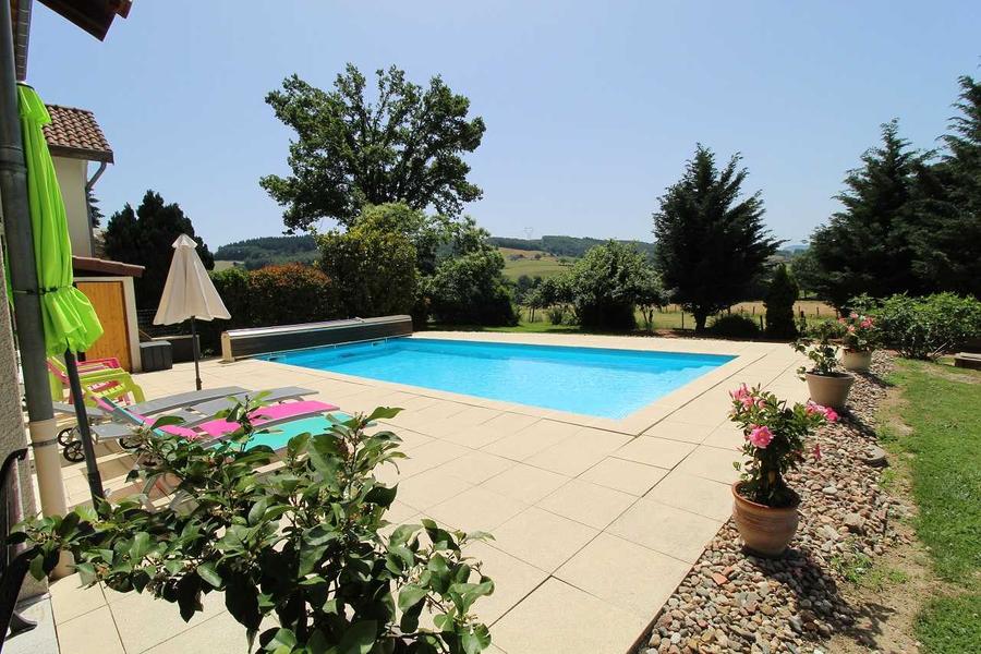 Gîte \'La Clef des Champs\' à Saint-Jean-La Bussière - 1 km du Lac des Sapins - (Rhône - Monts du Beaujolais) : la piscine.