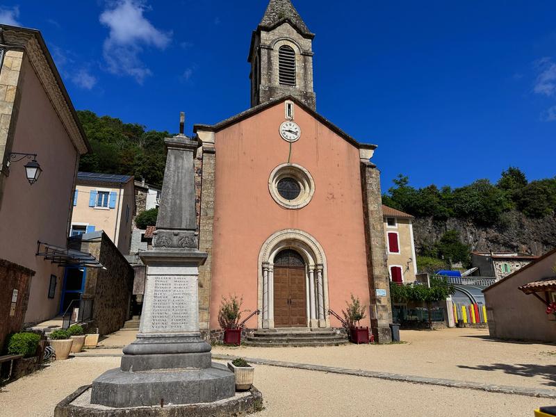 Pont de Labeaume - Borne milliaire gallo-romaine été ©sourcesetvolcans