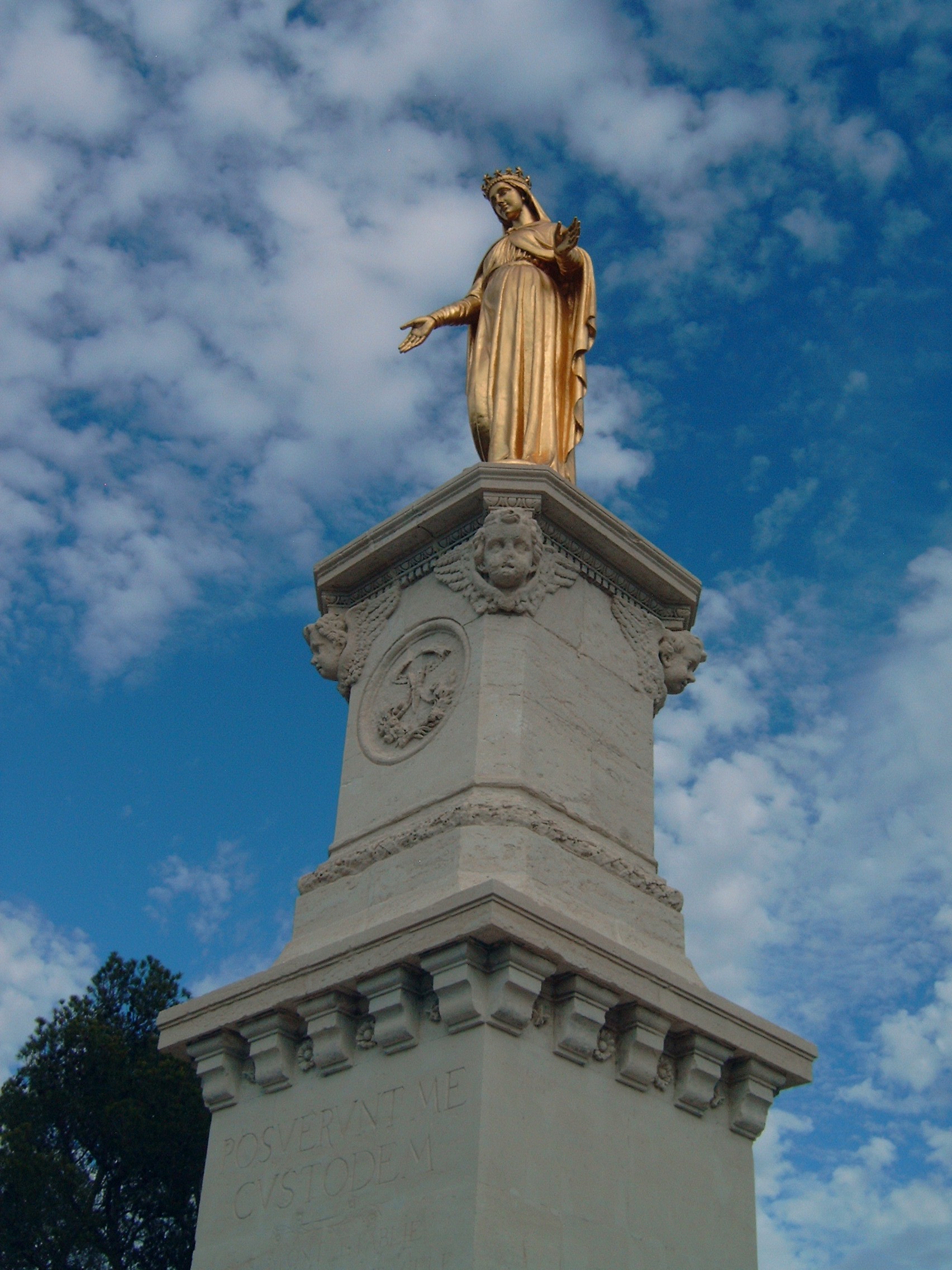 Statue de la Vierge dorée  France Provence-Alpes-Côte d'Azur Bouches-du-Rhône Châteaurenard 13160