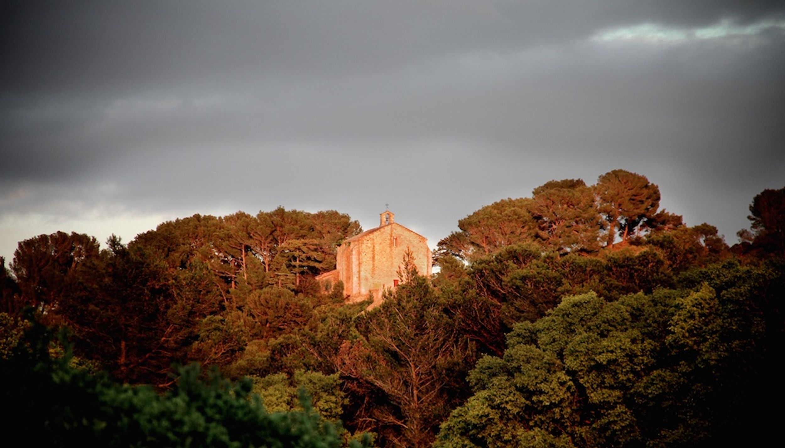 SAINT-ÉTIENNE-DU-GRÈS - De la cabane du Garde à Notre-Dame du Château