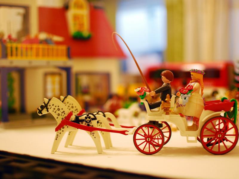 Des jouets posés sur une table