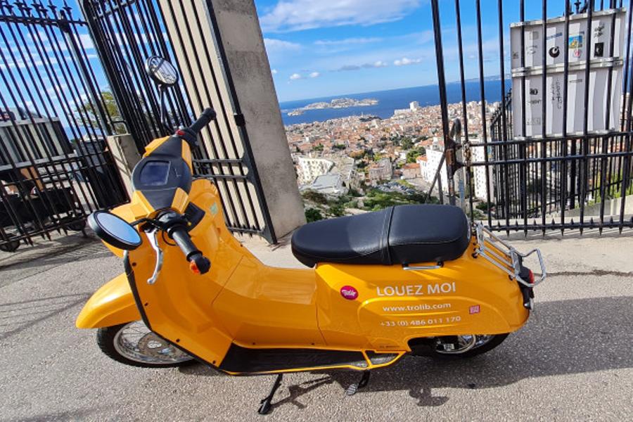 Découvrir les calanques en scooter électrique avec GPS!
