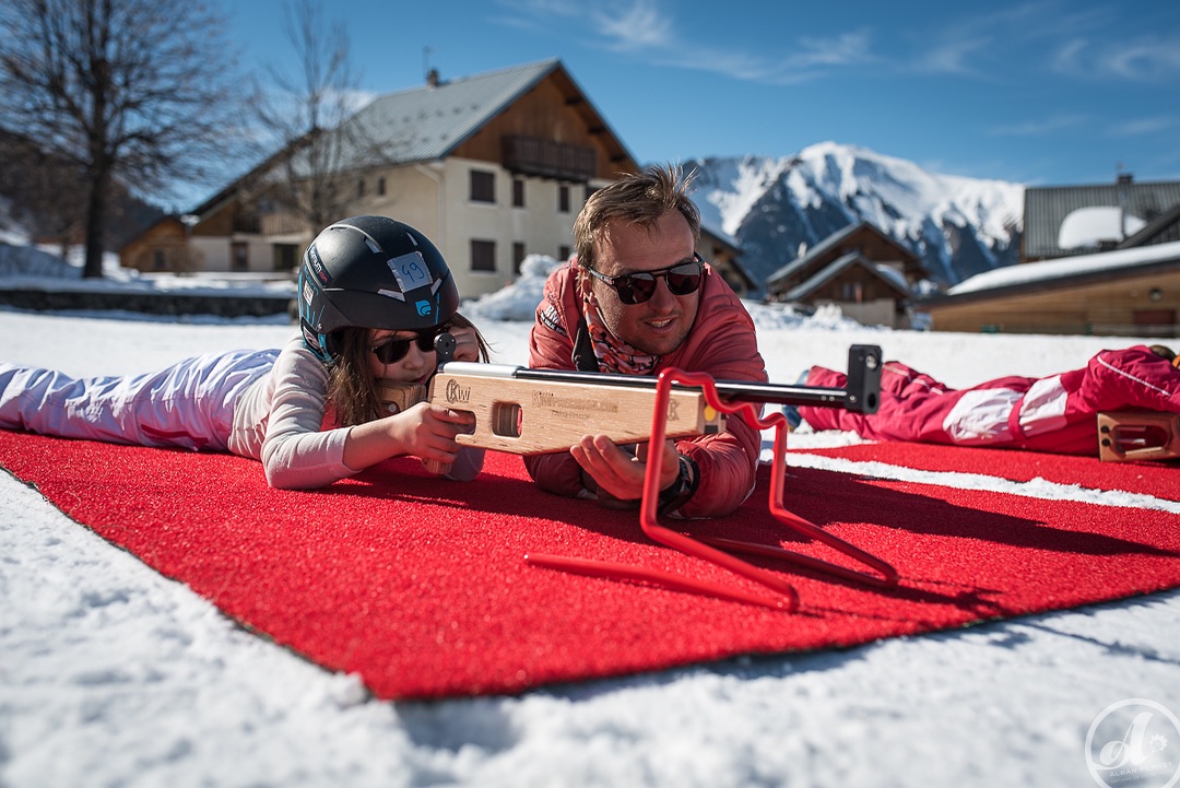 Moniteur ESF enseignant le biathlon