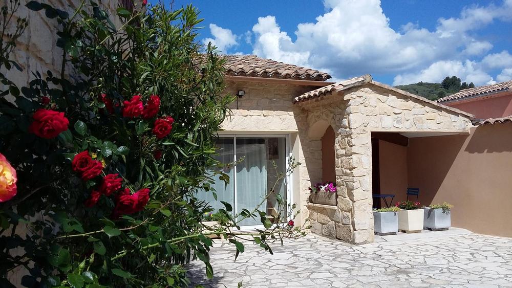 Gîte mitoyen à la propriétaire.