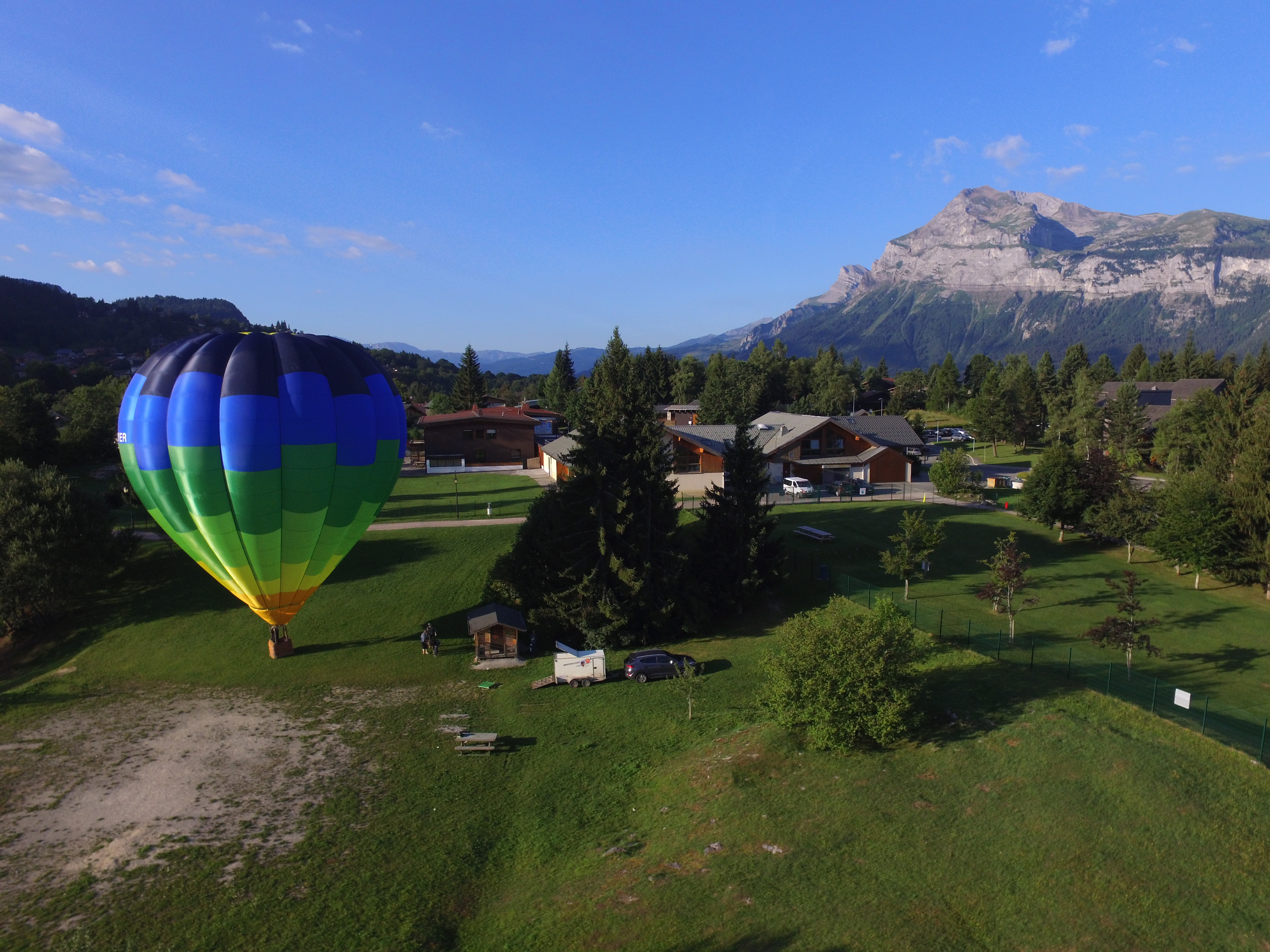 Décollage de la montgolfière depuis l'espace du Mont Favy