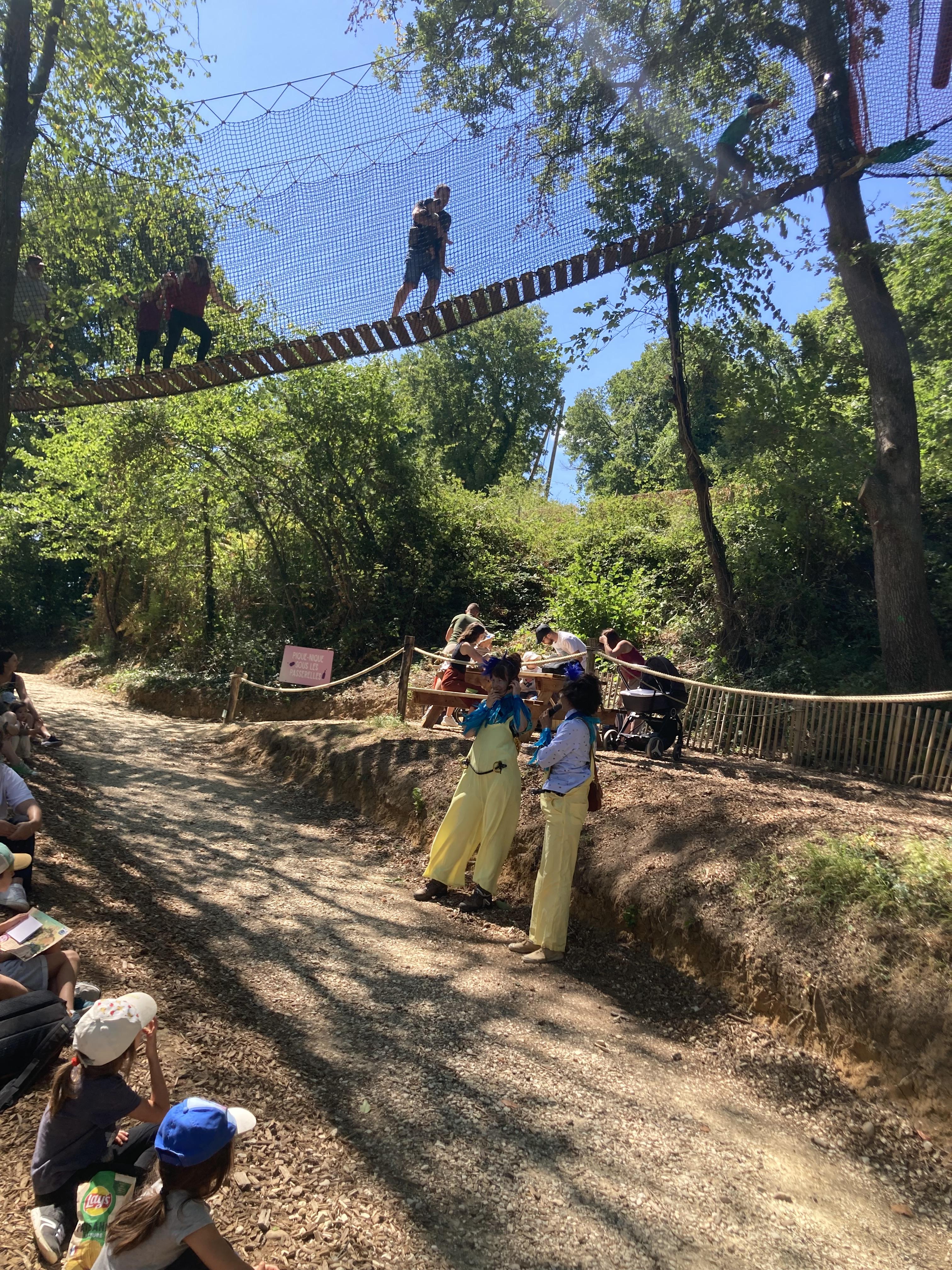 Spectacle sur corde sous les passerelles de la Canopée