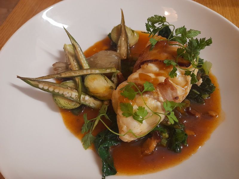 Lotte lardées et gombos