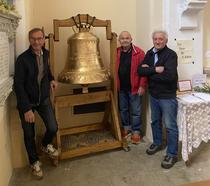les_3_artistes_et_la_cloche.jpg