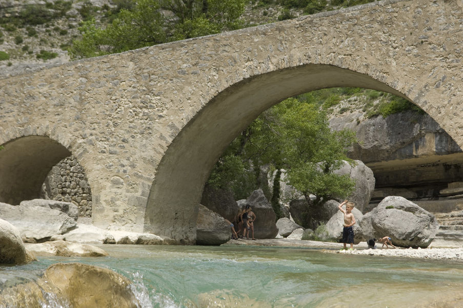 Pont médiéval de Châteauneuf-de-Chabre | Autrement Dit Communication Pont médiéval de Châteauneuf-de-Chabre