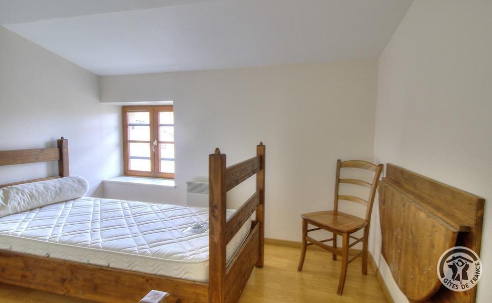 Grand Gîte communal - 15 personnes à Affoux - centre du village, en Haut Beaujolais, dans le Rhône : Chambre - 2 personnes - 2ème étage avec tablette et 1 chaise.