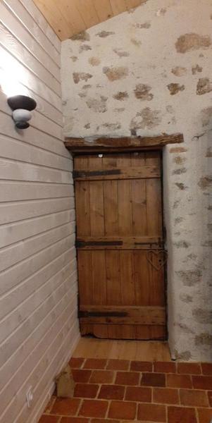Gîte \'Le Relais d\'Avauges\' à ST ROMAIN DE POPEY (Rhône, Beaujolais, proximité de l\'Arbresle et Tarare) : porte donnant accès à la salle d\'eau.