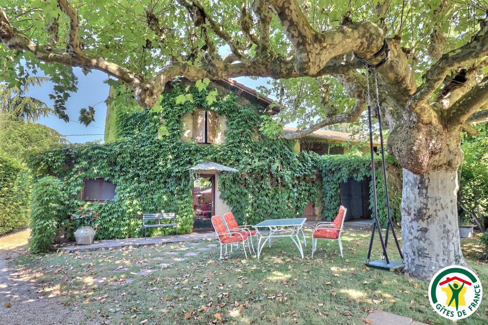 Entrée du gîte et salon de jardin privatif