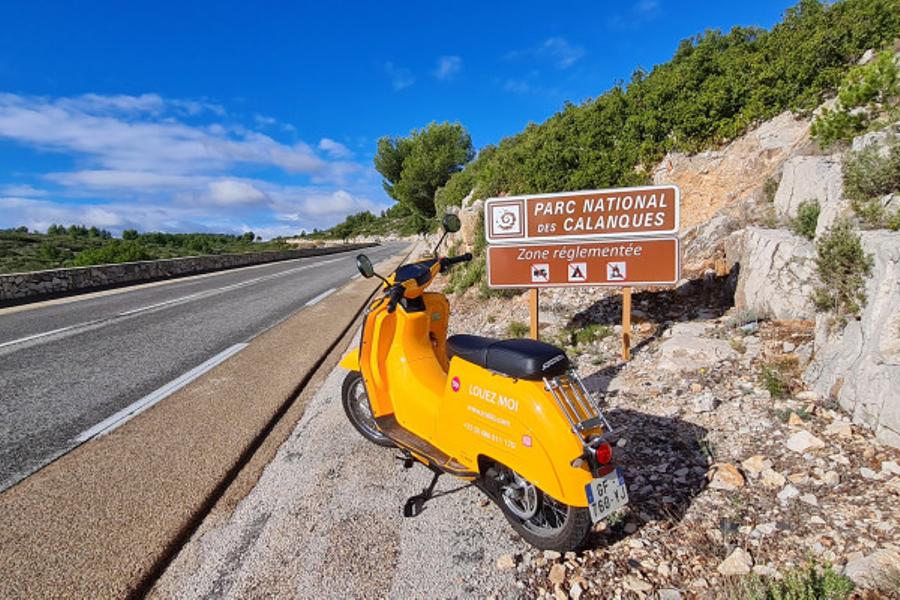 Découvrir les calanques en scooter électrique avec GPS!