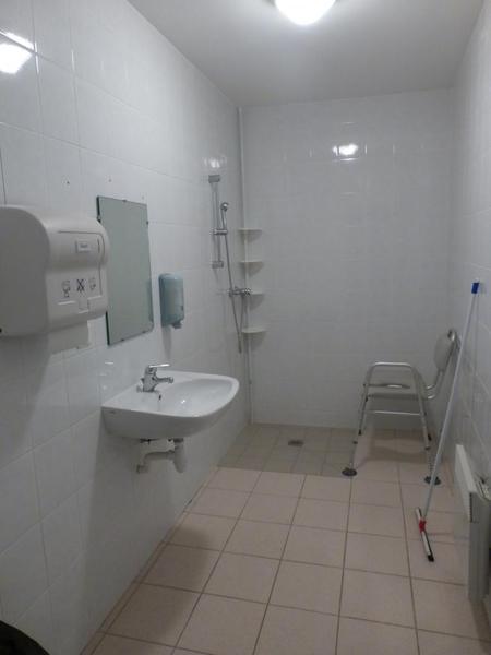 Gîte communal à AFFOUX - en Haut Beaujolais - Rhône : salle d\'eau située au rez-de-chaussée et accessible pour personnes handicapées.