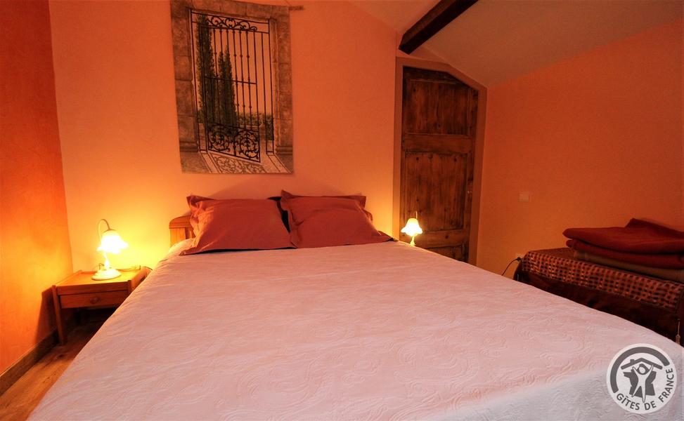 Grand gîte \'La Mamounière\' à St-Jean-la-Bussière - maison de vacances 4 chambres (Rhône, Beaujolais vert, Près du Lac des sapins) : lit 2 personnes dans la Chambre \'Papaye\'.