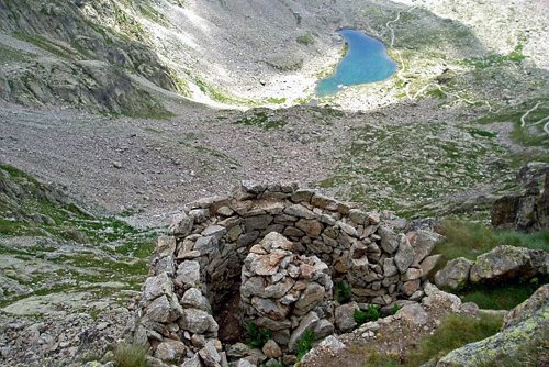 Un ancien poste de chasse en pierres sèches du roi Victor Emmanuel II situé au dessus du Lac de Fenestre (2266 m).