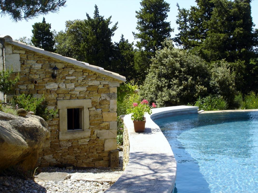 la piscine et son cabanon